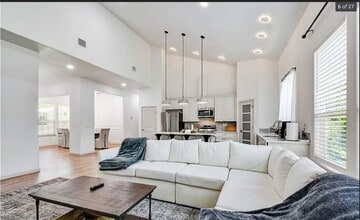 210 Cottage St in Seguin, TX - Building Photo - Building Photo