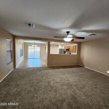 16931 W Marshall Ln in Surprise, AZ - Foto de edificio - Building Photo