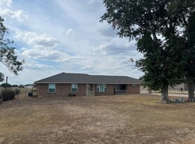 566 Schmidt Rd in Sealy, TX - Building Photo