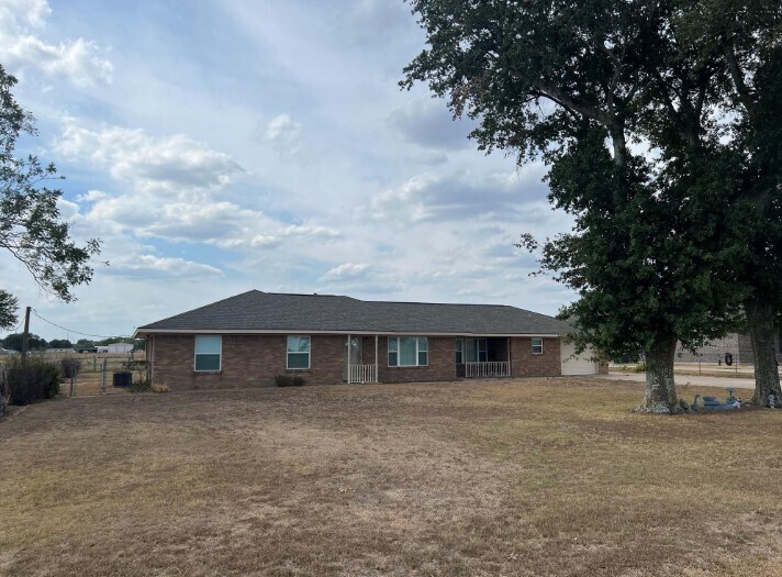 566 Schmidt Rd in Sealy, TX - Building Photo
