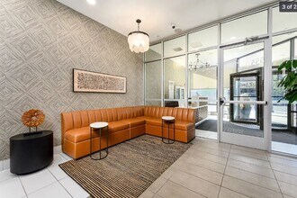 2555 N Clark St in Chicago, IL - Building Photo - Building Photo