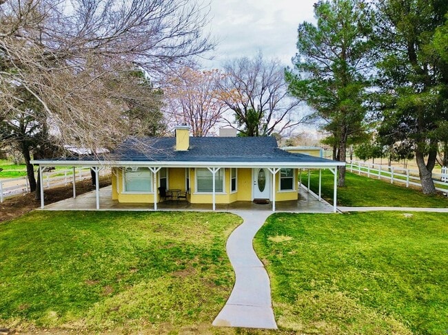 41024 16th St W in Palmdale, CA - Foto de edificio - Building Photo