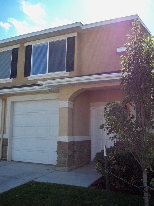 719 Villa Bluff Dr in Sandy, UT - Building Photo - Building Photo