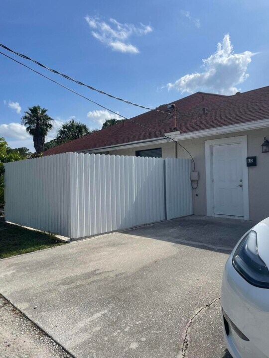 17068 89th Pl N in The Acreage, FL - Building Photo