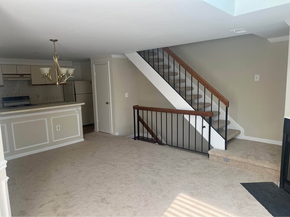 4351 Pembrook Village Dr in Alexandria, VA - Building Photo