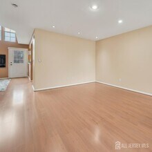 75 Jared Dr in North Brunswick, NJ - Building Photo - Building Photo