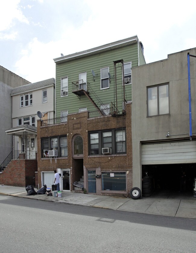 4318 Kennedy Blvd in Union City, NJ - Building Photo - Building Photo