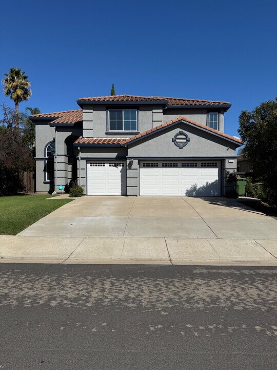 1373 Stonehaven Dr in Brentwood, CA - Building Photo