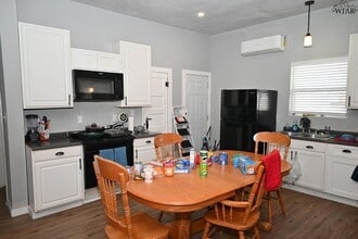 1908 10th St in Wichita Falls, TX - Foto de edificio - Building Photo