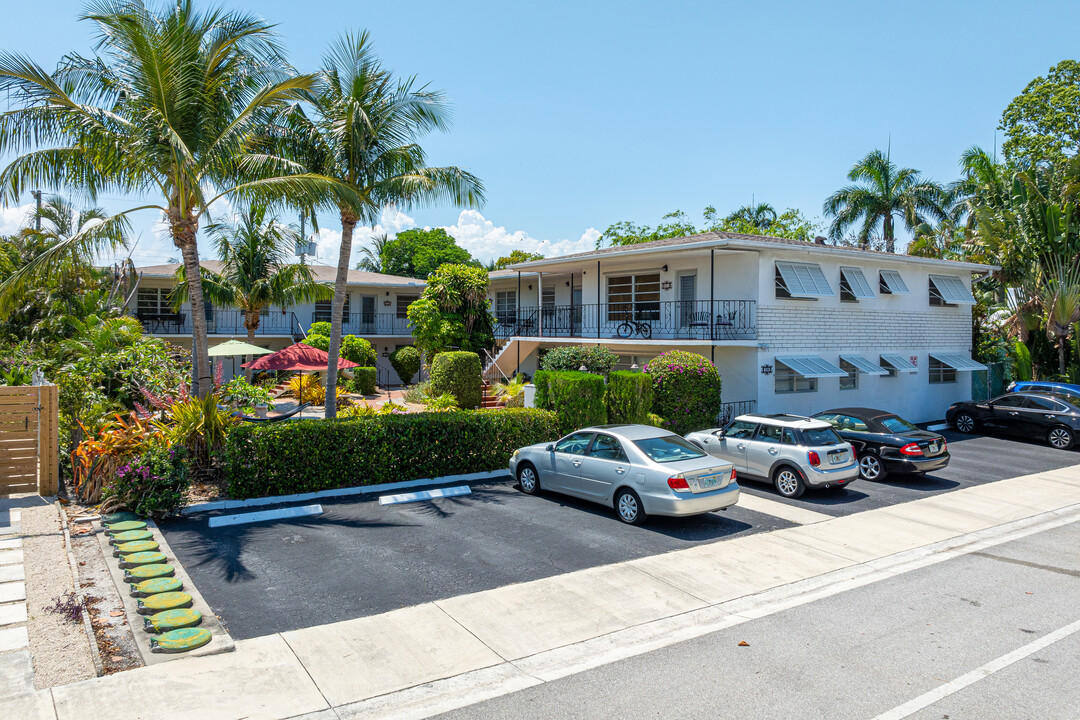 Laura Lee Condos in Lake Worth, FL - Foto de edificio