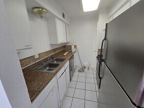 8071 Meadow Park Dr in Dallas, TX - Building Photo - Building Photo