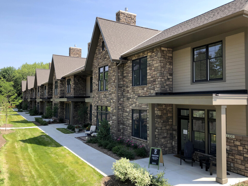 11338 N Buntrock Ave in Mequon, WI - Building Photo
