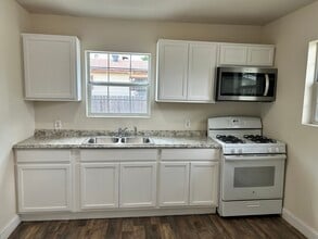 106 Southway Dr in San Antonio, TX - Foto de edificio - Building Photo