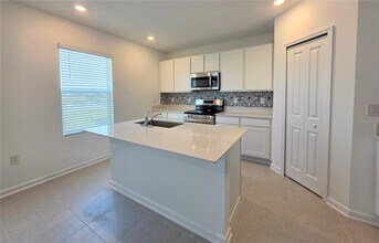 5126 Magnolia Palm Dr in Daytona Beach, FL - Building Photo - Building Photo