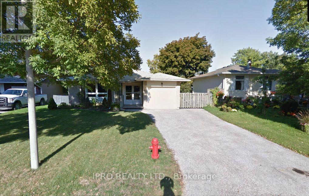 27 Erindale Ave in Orangeville, ON - Building Photo