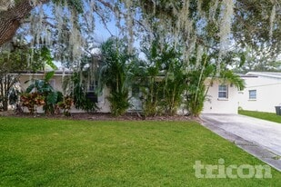 6423 4th Ave NE in Bradenton, FL - Building Photo