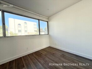 11600 Rochester Ave, Unit 5 in Los Angeles, CA - Foto de edificio - Building Photo