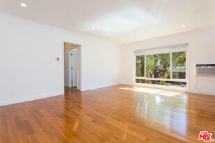 1204 N Crescent Heights Blvd in West Hollywood, CA - Building Photo