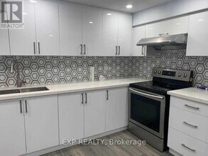 2054 Kingsridge Dr in Oakville, ON - Building Photo - Building Photo