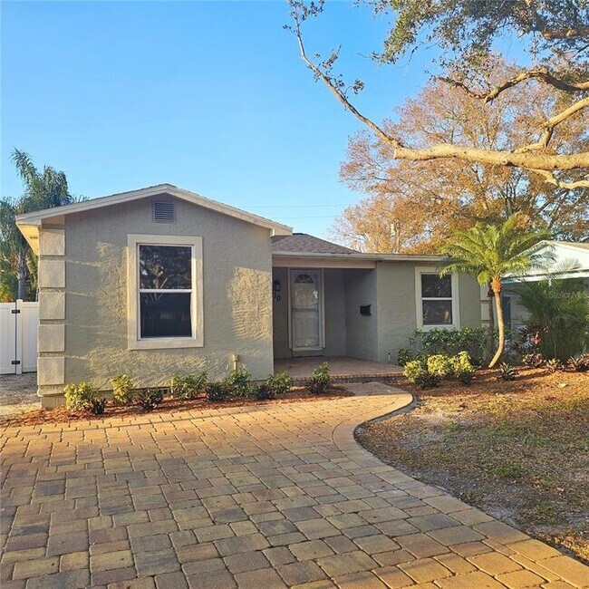 5610 Kelly Dr N in St. Petersburg, FL - Building Photo - Building Photo