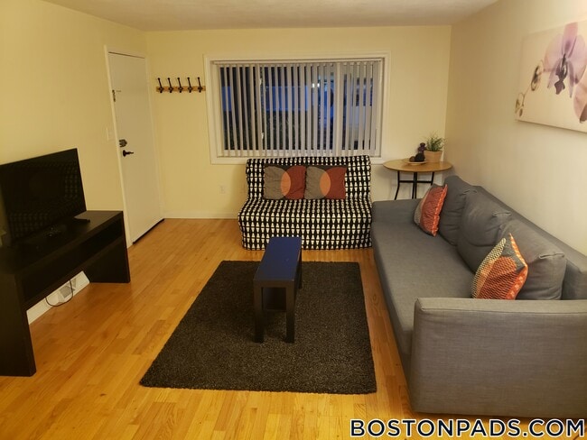 33 Oxford Cir in Belmont, MA - Foto de edificio - Building Photo