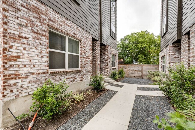 210 W Poplar St in San Antonio, TX - Foto de edificio - Building Photo