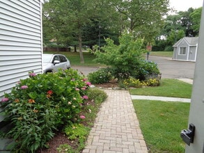 560 Silver Sands Rd in East Haven, CT - Building Photo - Building Photo