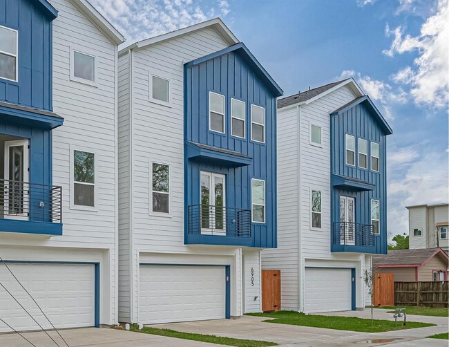 6905 St Augustine St in Houston, TX - Building Photo - Building Photo