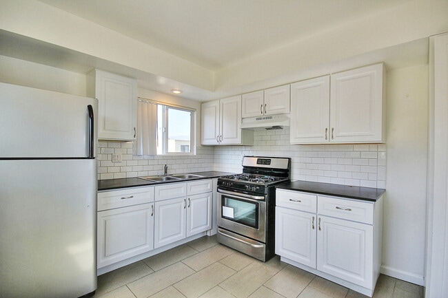 6694 Del Playa Dr in Isla Vista, CA - Building Photo - Building Photo