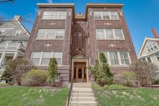 2611-2613 N Stowell Ave