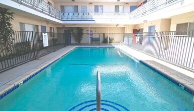 7005-7009 Coldwater Canyon Apartments in North Hollywood, CA - Foto de edificio - Building Photo