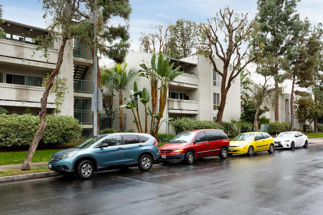 Westside Condominiums in Winnetka, CA - Foto de edificio - Building Photo