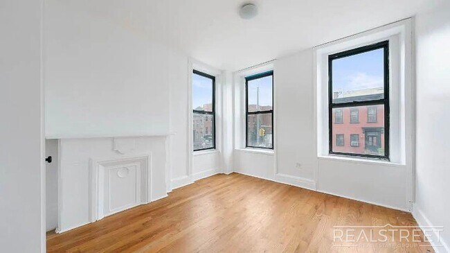 Bright & Spacious 5-Bed Flex Apartment with Backyard Access in Brooklyn, NY - Foto de edificio - Building Photo