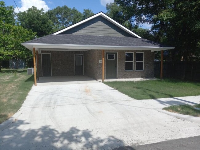 1014 Pine St in Bonham, TX - Building Photo - Building Photo