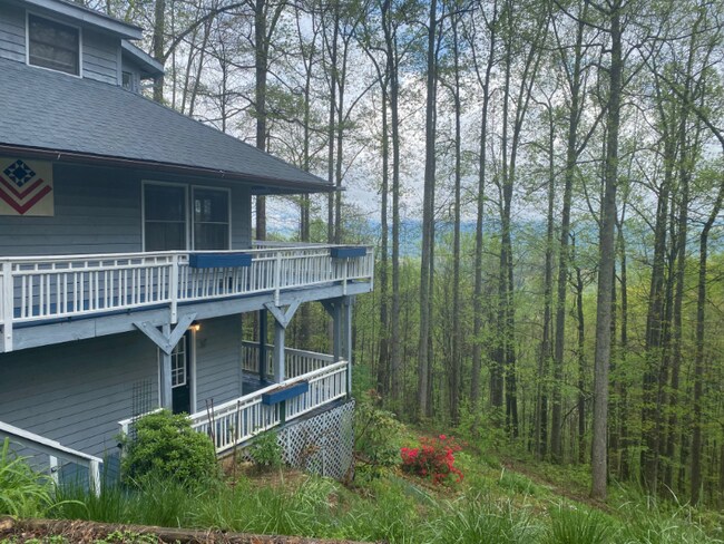 879 Mountainside Dr-Unit -B in Waynesville, NC - Building Photo - Building Photo