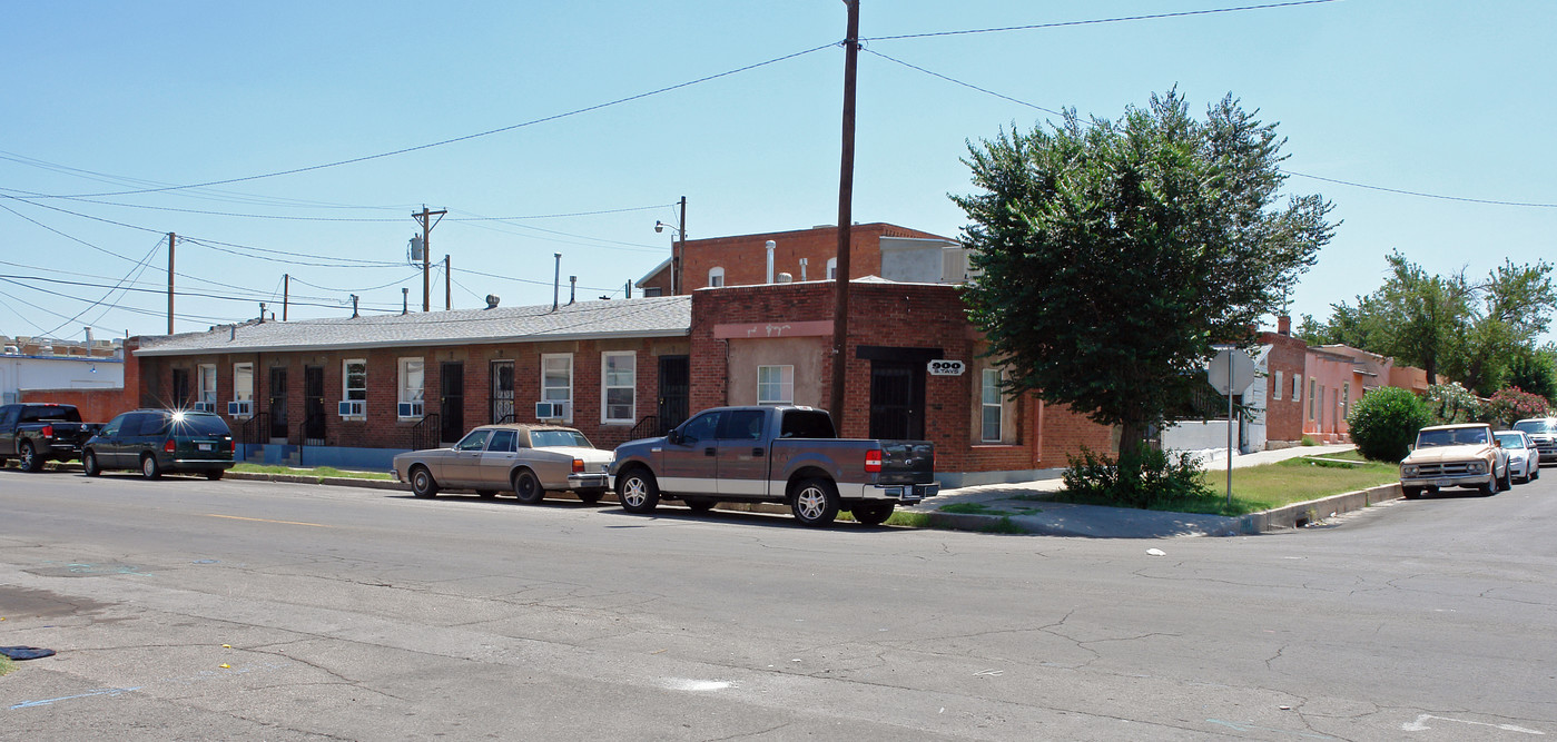 900 S Tays St in El Paso, TX - Building Photo