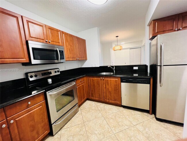 529 E Sheridan St, Unit 302 in Dania Beach, FL - Building Photo - Building Photo