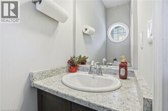 7 Lakelawn Rd in Grimsby, ON - Building Photo - Building Photo