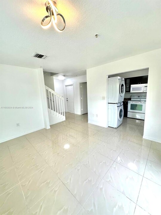 2066 NE 167th St in North Miami Beach, FL - Building Photo