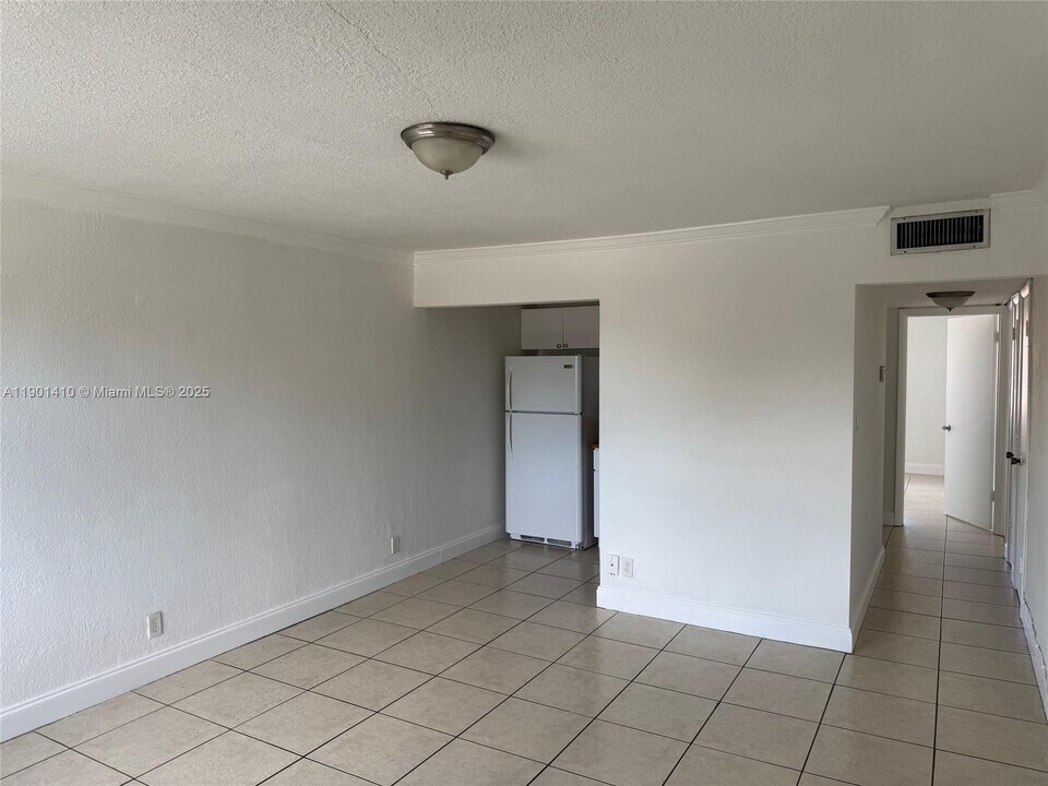 11005 SW 1st St in Miami, FL - Building Photo