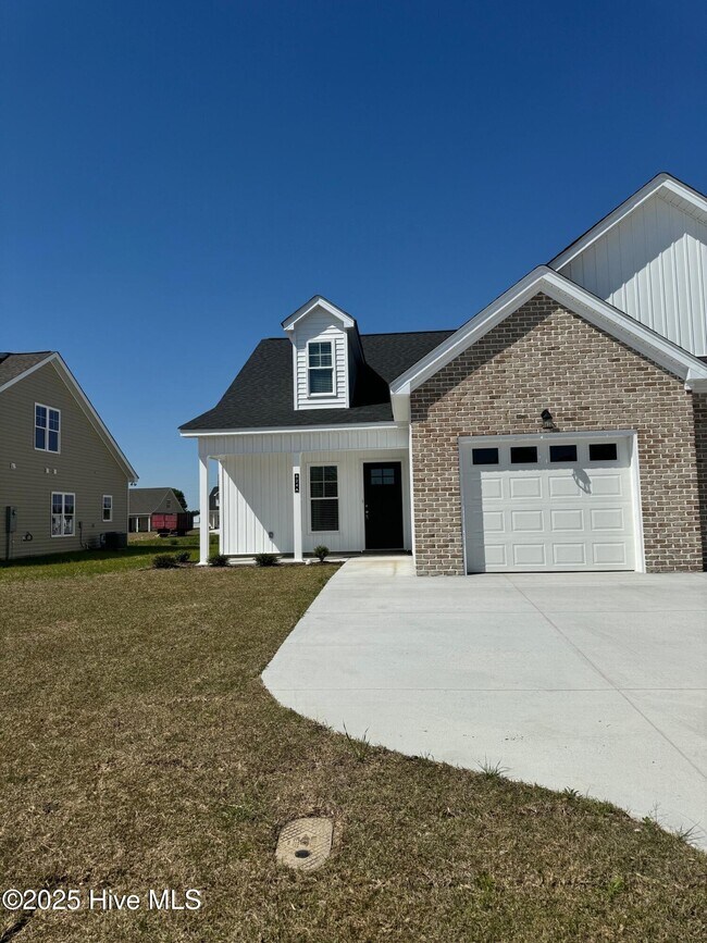 824 Sarah Rebecca Dr in Greenville, NC - Building Photo - Building Photo