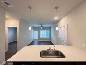 2102 Antoine Dr in Houston, TX - Foto de edificio - Building Photo