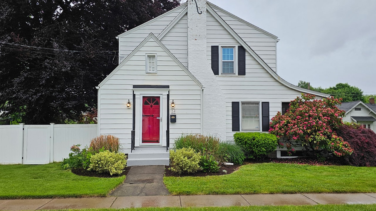 14 John St in Enfield, CT - Foto de edificio