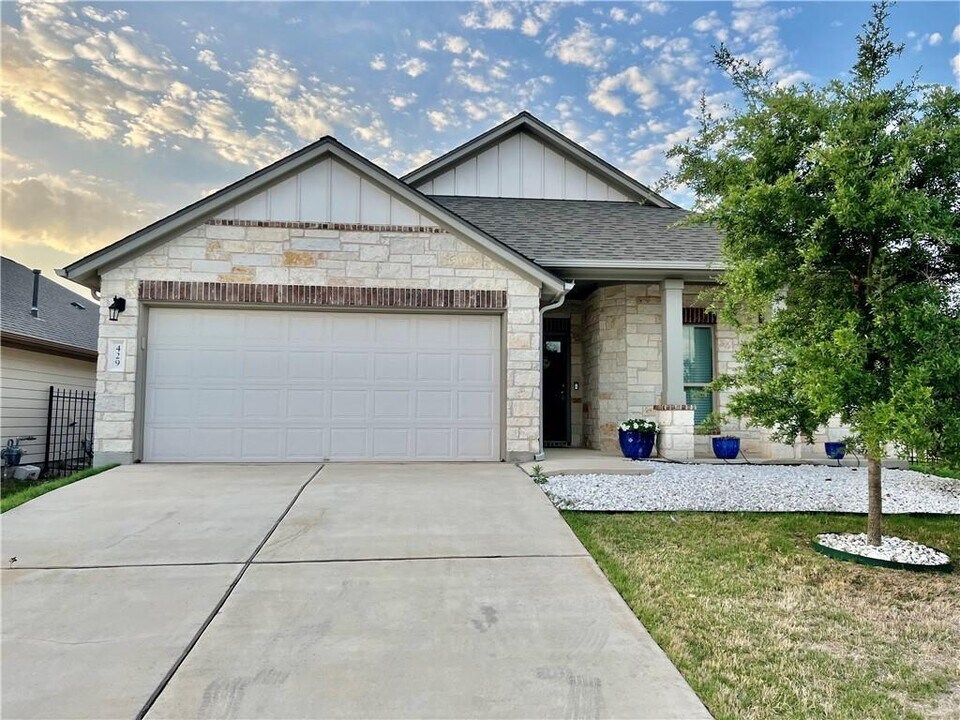 429 Lewisville Ln in Leander, TX - Building Photo