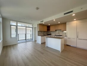 6468 Willingdon Ave in Burnaby, BC - Building Photo - Building Photo