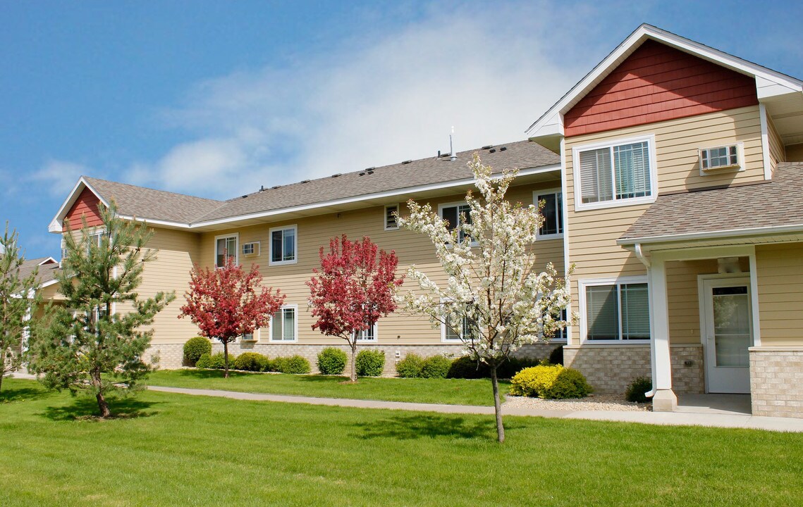 Lakeville Court in Lakeville, MN - Foto de edificio