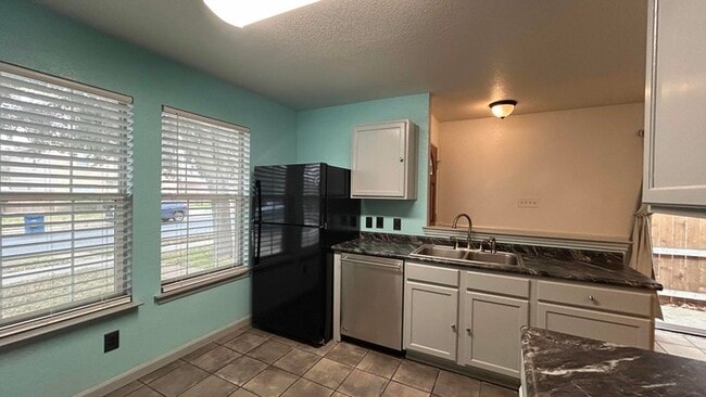 2027 Mission Field, Unit 341 in San Antonio, TX - Foto de edificio - Building Photo