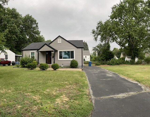 9929 Zykan Ct in Overland, MO - Building Photo