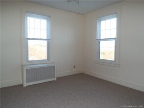 405 Mohegan Ave Pkwy in Waterford, CT - Building Photo - Building Photo