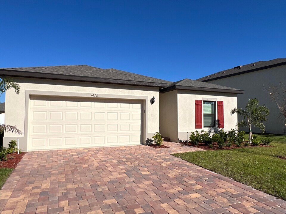 9618 Seaspray Dr in Fort Pierce, FL - Building Photo